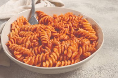 Domates soslu fusilli makarna, ev yapımı, insan yok.,