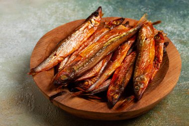 Soğuk füme capelin, ahşap bir kasede, üst manzara, insan yok.,