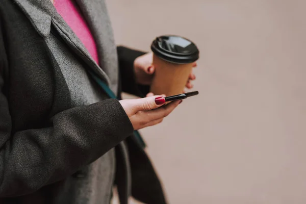 Foto Recortada Una Señora Aire Libre Con Una Taza Café — Foto de Stock