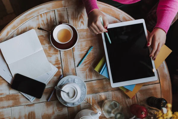 Vista Superior Las Manos Femeninas Sosteniendo Tableta Digital Mientras Sienta — Foto de Stock