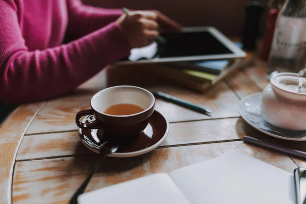 Taza Mesa Madera Con Señora Usando Tableta Digital Fondo — Foto de Stock