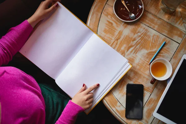 Top View Woman Holding Menu While Going Place Order Coffee — Stock Photo, Image