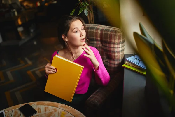 Attractive Young Brunette Holding Yellow Notebook While Spending Her Day — Stock Photo, Image