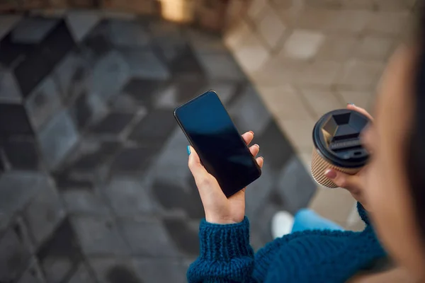 Vista Superior Joven Dama Sosteniendo Teléfono Inteligente Taza Papel Mientras — Foto de Stock