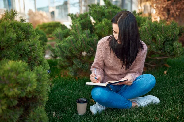 Estudiante Confiada Escribiendo Mensajes Agenda Diaria Pasando Tiempo Aire Libre — Foto de Stock