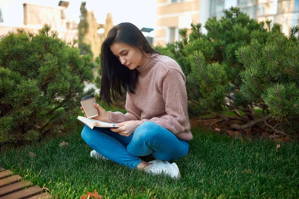 Atractiva Mujer Joven Concentrada Con Interesante Libro Sentado Con Las — Foto de Stock