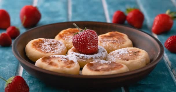 Aspersão de açúcar em pó com panquecas de queijo cottage açúcar em pó, cheesecakes com morango. Stop motion vídeo . — Vídeo de Stock