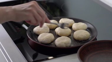 Süzme peynirli krep pişiriyorum. Dişi el süzme peynirli krep çeviriyor..