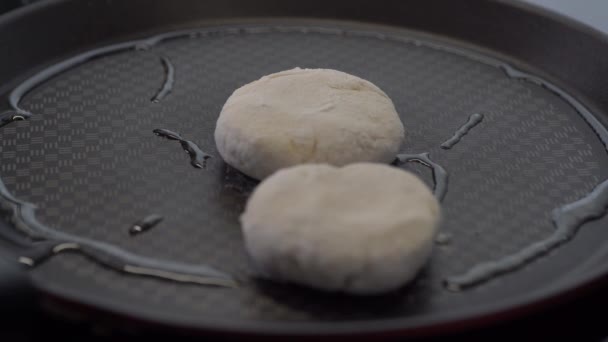Cocinar Tortitas Cuajada Las Manos Femeninas Extienden Panqueques Requesón Panqueques — Vídeo de stock