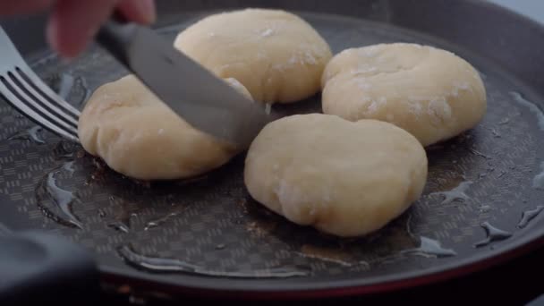 Cozinhar Panqueca Queijo Cottage Mão Feminina Virando Panqueca Queijo Cottage — Vídeo de Stock