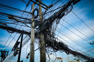 Asya tarzında birbirine dolanmış kabloları olan bir elektrik direği. Phuket, Tayland 'da elektrik kablolarının kaosu.