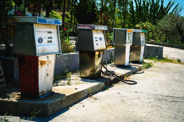 Eski, kirli, antika bir benzin istasyonu. Paslı benzin pompaları.