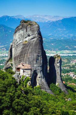 Meteora 'nın uçurumları, antik Hristiyan manastırları, hac mekanı. Popüler turizm rotası.
