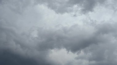 Karanlık, uğursuz, gri gök gürültülü bulutlar. Zaman Uygulaması