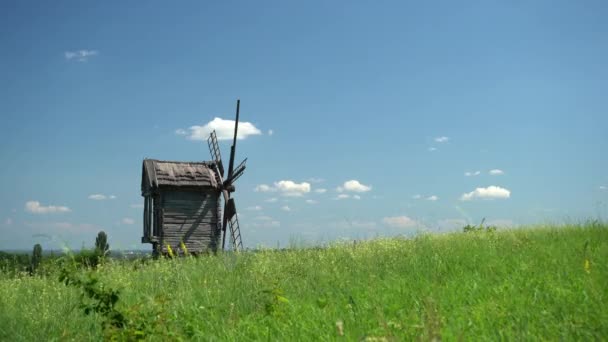 Ancien moulin à vent sur une prairie verte, champ. Ciel bleu avec des nuages rapides. Temps écoulé — Video