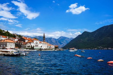 Dağ gölü manzarası, dağlar, eğlence yatları. Gölün ortasında bir ada. Kotor ve Perast 'ın bulunduğu kayalık kıyılarda bulunan fiyort benzeri ünlü körfez. Boko Kotor Koyu, koy.