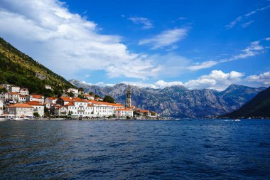 Dağ gölü manzarası, dağlar, eğlence yatları. Gölün ortasında bir ada. Kotor ve Perast 'ın bulunduğu kayalık kıyılarda bulunan fiyort benzeri ünlü körfez. Boko Kotor Koyu, koy.