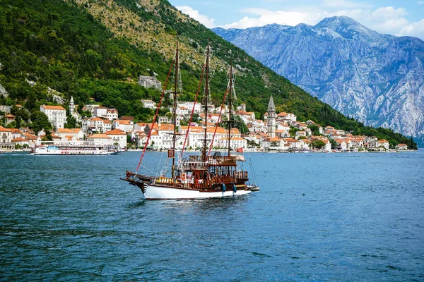 Dağ gölü manzarası, dağlar, eğlence yatları. Gölün ortasında bir ada. Kotor ve Perast 'ın bulunduğu kayalık kıyılarda bulunan fiyort benzeri ünlü körfez. Boko Kotor Koyu, koy.