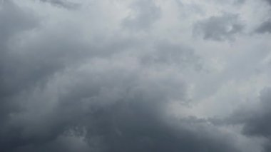 Karanlık, uğursuz, gri gök gürültülü bulutlar. Zaman Uygulaması