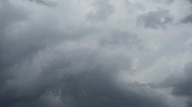 Karanlık, uğursuz, gri gök gürültülü bulutlar. Zaman Uygulaması