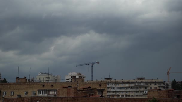 Rápidamente Fluye Gris Nubes Siniestras Sobre Edificios Apartamentos Con Grúas — Vídeo de stock