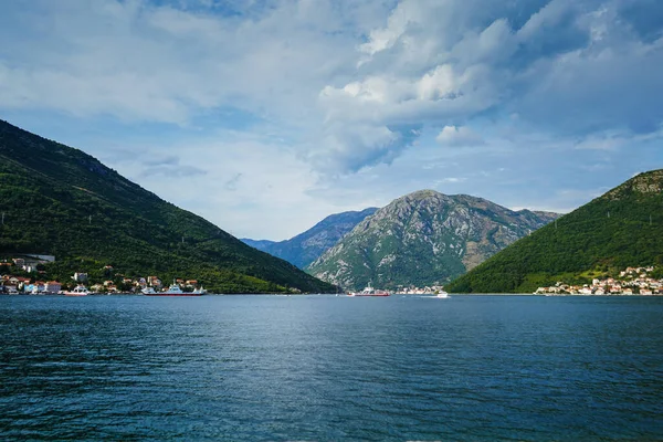 Dağ gölü manzarası, dağlar, eğlence yatları. Gölün ortasında bir ada. Kotor ve Perast 'ın bulunduğu kayalık kıyılarda bulunan fiyort benzeri ünlü körfez. Boko Kotor Koyu, koy.