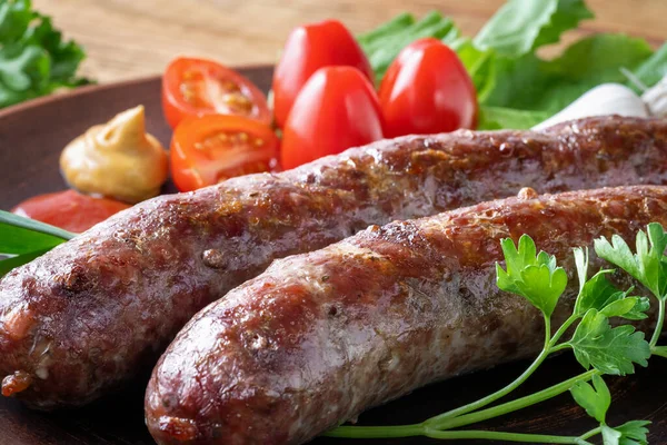 Yemek afişi, restoran dekorasyonu, domatesli ızgara sosis, ketçap, hardal. Kırsal bir masada..