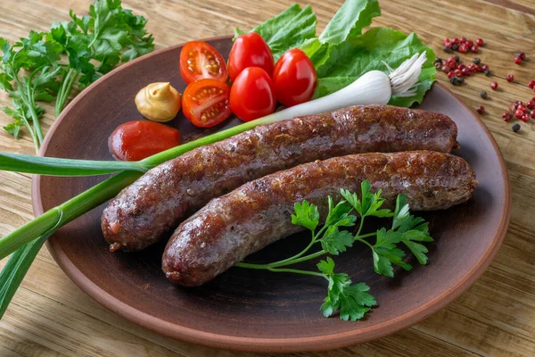 Yemek afişi, restoran dekorasyonu, domatesli ızgara sosis, ketçap, hardal. Kırsal bir masada..