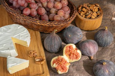 İncirli, peynirli, pembe üzümlü ve cevizli sonbahar..