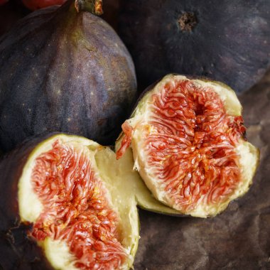 İncirli, peynirli, pembe üzümlü ve cevizli sonbahar atmosferi. Işık deseni en küçük ayrıntıları bile vurguluyor. Yemek posteri.