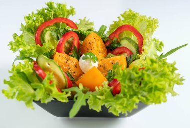 Sebze salatası düşük kalorili soğuk vejetaryen aperatiftir. Tabakta şu malzemeler yer alıyor: mozzarella, domates, dolmalık biber, salatalık ve marul..