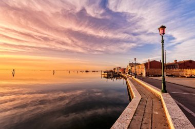 Venedik Lagünü üzerinde romantik günbatımı. Pellestrina Adası ve şehir.