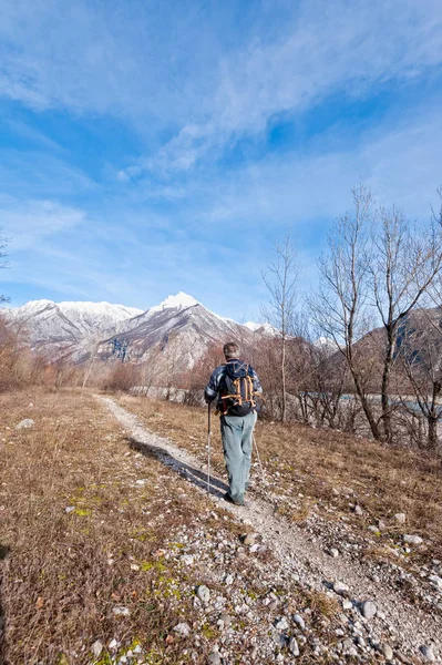 Hombre Excursionista Con Mochila Poste Caminando Por Sendero Sobre Orilla — Foto de Stock