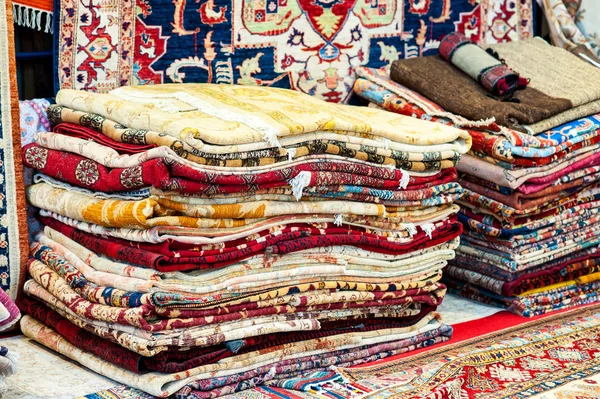 Halı çeşitli seçim kilim dükkanı dükkanını haddelenmiş.