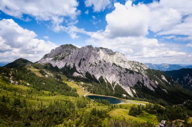 Yüksek açı passo Pramollo İtalya ve Avusturya sınırında dan görüldüğü gibi yaz, Julian alps panoramik. Dağ manzarası.