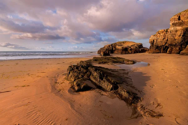 Schoonheid Atlantische Kust Met Cliff Strand Zee Hemel Met Wolken — Stockfoto