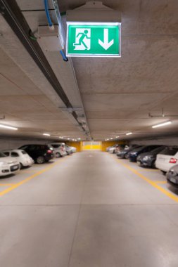 Beyaz Park arabada yeşil acil çıkış işareti. görüntü arka plan, kopya alanı, nesneler, illüstrasyon ve makale için