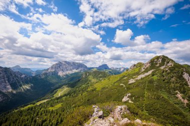 Yüksek açı passo Pramollo İtalya ve Avusturya sınırında dan görüldüğü gibi yaz, Julian alps panoramik. Dağ manzarası.