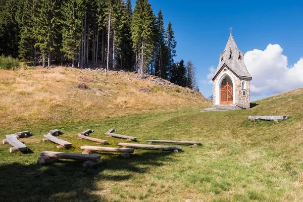 Pequena Igreja Montanha Pequena Aldeia Construção Religião — Fotografia de Stock