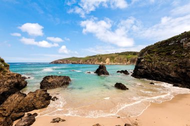 Güzellik Atlantic coast cliff, plaj, deniz ve gökyüzü bulutlu. Galiçya, İspanya.