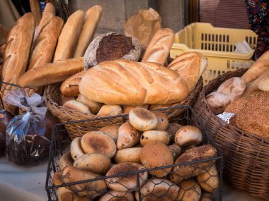 Ürün yelpazesine ekmek dükkanda. Piyasada farklı taze ekmek.