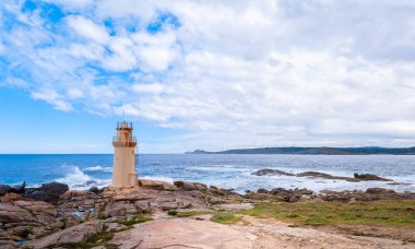 Deniz cliff ve deniz feneri ile. Muxia İspanya.