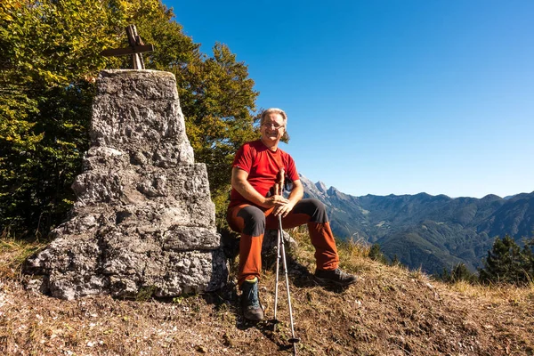 Homem Caminhante Sentado Topo Montanha Sorrir Para Câmera — Fotografia de Stock