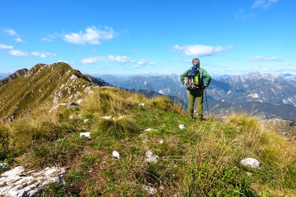 Homem Caminhante Topo Montanha Observando Cordilheira — Fotografia de Stock