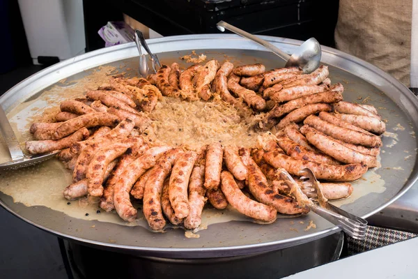 Kiełbaski Kiszona Kapusta Gotowane Dużej Patelni Żywność Uliczna — Zdjęcie stockowe