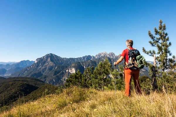 Homem Caminhante Está Admirando Paisagem Montanhas Gama — Fotografia de Stock