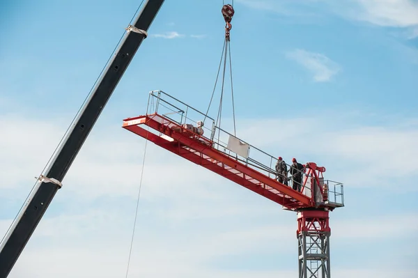 Técnicos Irreconhecíveis Envolvidos Montagem Guindaste Construção — Fotografia de Stock