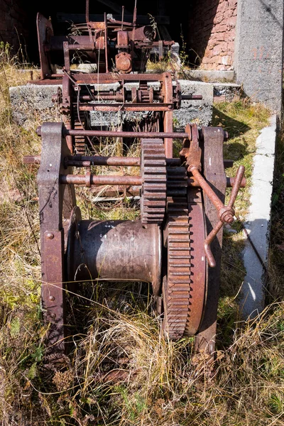 錆びた歯車とウインチ機構 古い機械 — ストック写真