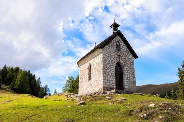 Kostelíku Horské Vesničce Budova Náboženství — Stock fotografie
