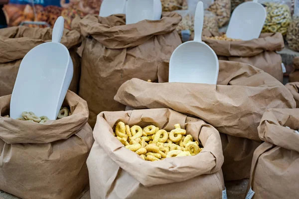 Taralli Tradycyjne Włoskie Przekąski Typowe Dla Kuchni Regionalnej Apulii Rynku — Zdjęcie stockowe